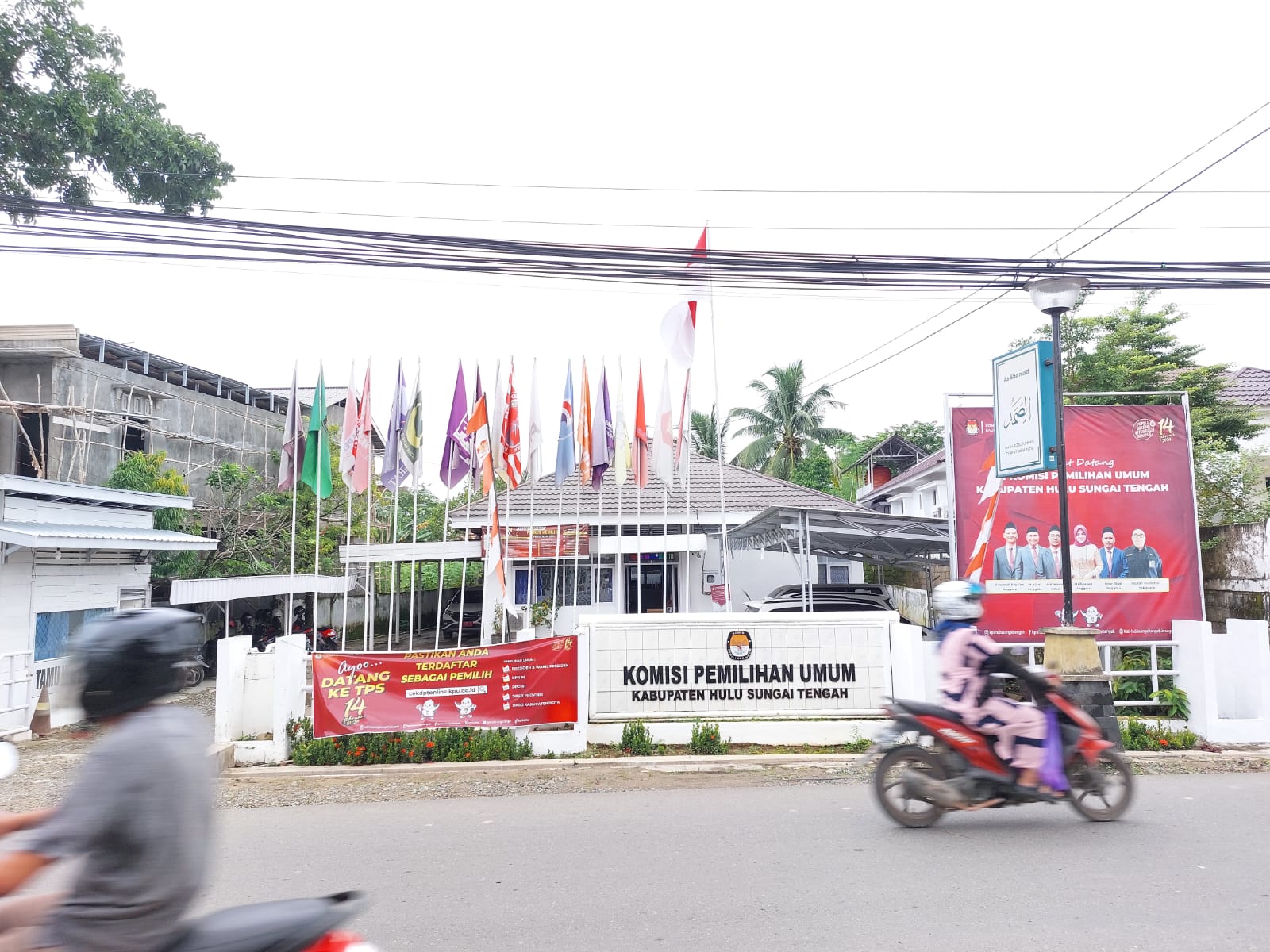LAPORAN LADK: Suasana Kantor KPU HST di Jalan A Yani, Kecamatan Barabai, Jumat (19/1/2024) pagi.(Foto: Jamaluddin/Radar Banjarmasin)