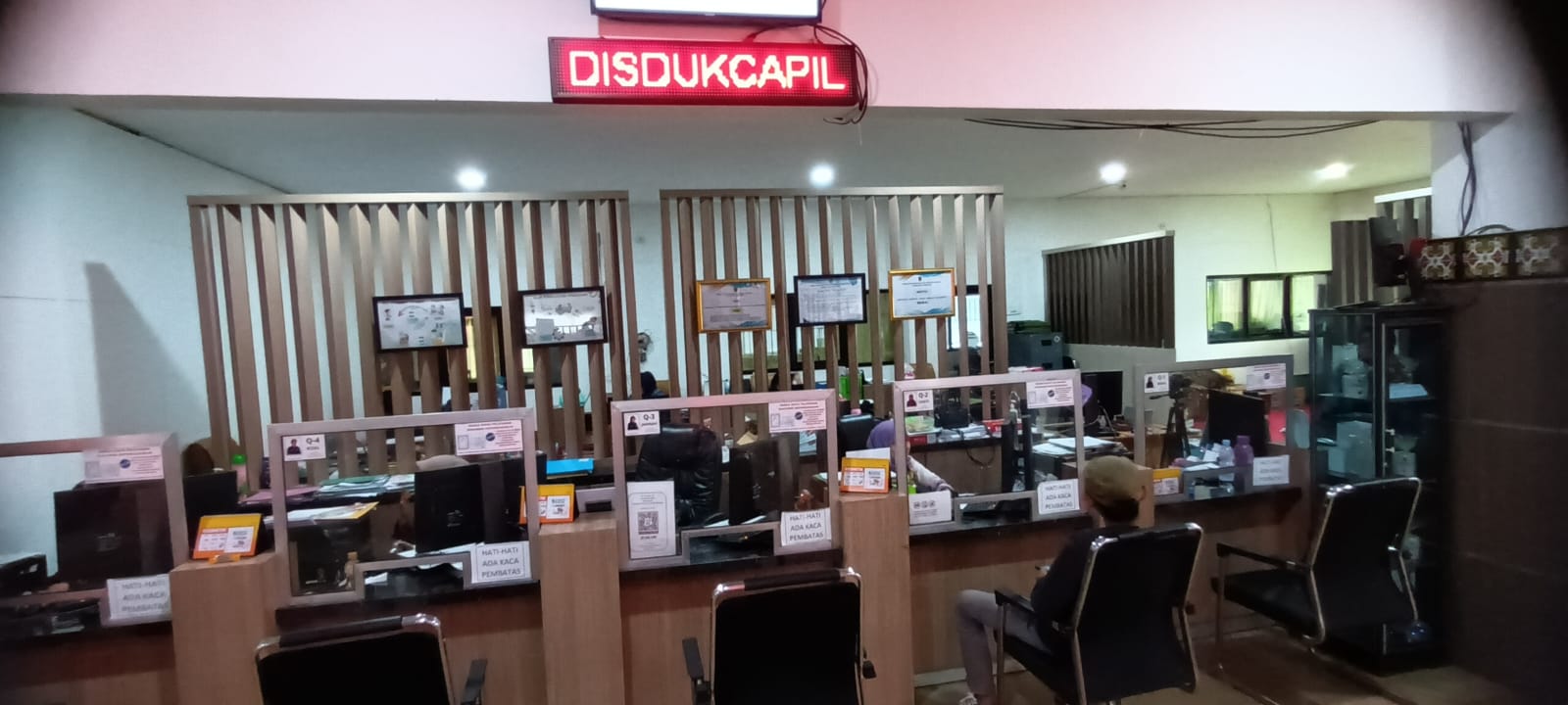 JAM PELAYANAN: Suasana Kantor Disdukcapil Kabupaten Tabalong.(foto: Ibnu Dwi Wahyudi/Radar Banjarmasin)