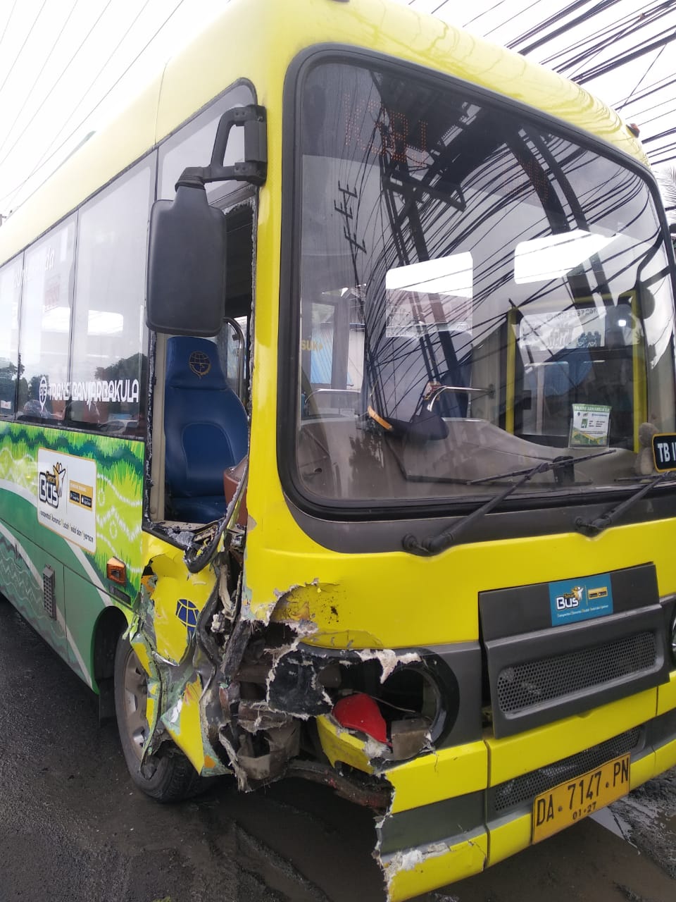 PECAH: Kondisi Bus Trans Banjarbakula setelah mengalami tabrakan di Handil Bakti, Kabupaten Batola, Sabtu (20/1/2024) pagi.(Lukman untuk Radar Banjarmasin)