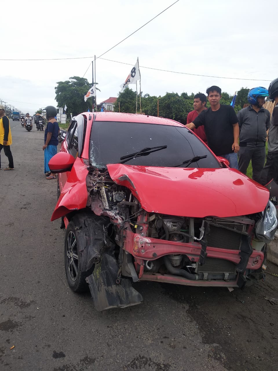RINGSEK: Mobil Toyota Agya mengalami kerusakan setelah terlibat kecelakaan dengan Bus Trans Banjarbakula, Sabtu (20/2/2024).(foto: Lukman/Radar Banjarmasin)