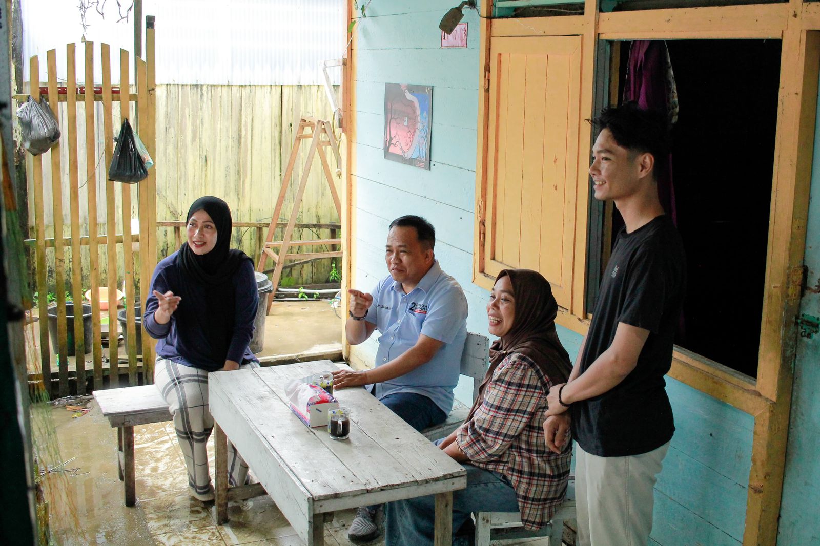 BERI PERHATIAN: Caleg DPR RI Partai PAN Nomor Urut 2, H Sudian Noor (tengah), saat menjenguk rumah Nor Hilaliah, Sabtu (20/12024).