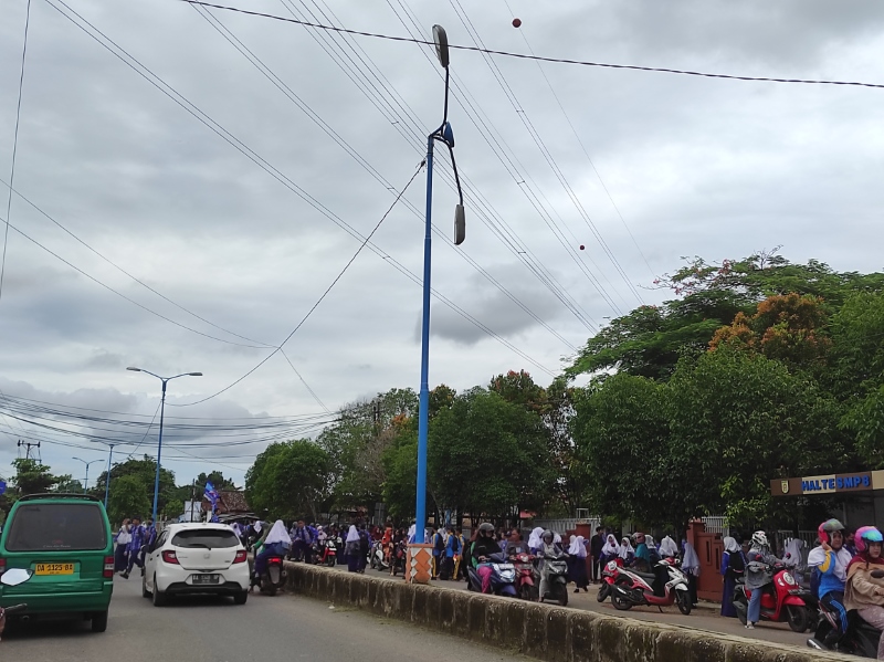 MEMBAHAYAKAN : Tiang PJU depan SMPN 8 Banjarbaru, Kelurahan Guntung Manggis, dalam kondisi patah, Jumat (19/1).