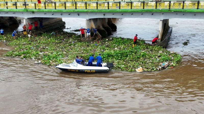 BERSIH-BERSIH: Polairud, PUPR, dan relawan Water Rescue bergotong royong membersihkan pampangan di kolong Jembatan Antasari.