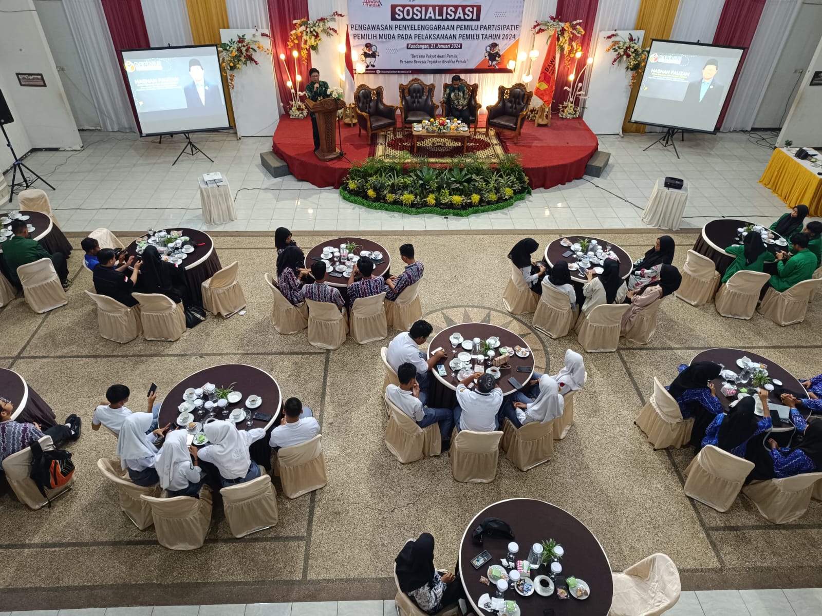 SOSIALISASI: Bawaslu Kabupaten HSS saat sosialisasi pengawasan penyelenggaraan Pemilu partisipatif pemilih pemula di Gedung Pramuka Kandangan.(Foto Salahudin/Radar Banjarmasin)