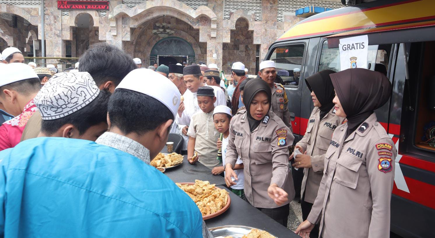 BERKAH: Anggota Polwan Polres HSU saat bagikan kue dan minuman gratis ke jamaah salat Jumat di masjid At-Taqwa Amuntai, Jumat (19/1/2024). (Foto: M Akbar/Radar Banjarmasin)