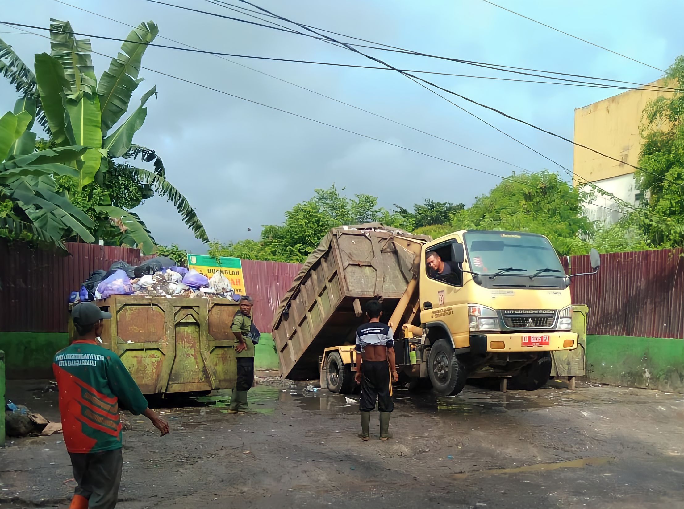 MENUMPUK: Sampah yang menumpuk di TPS Hijrah Jaya, Sungai Ulin, pasca haul Guru Sekumpul.