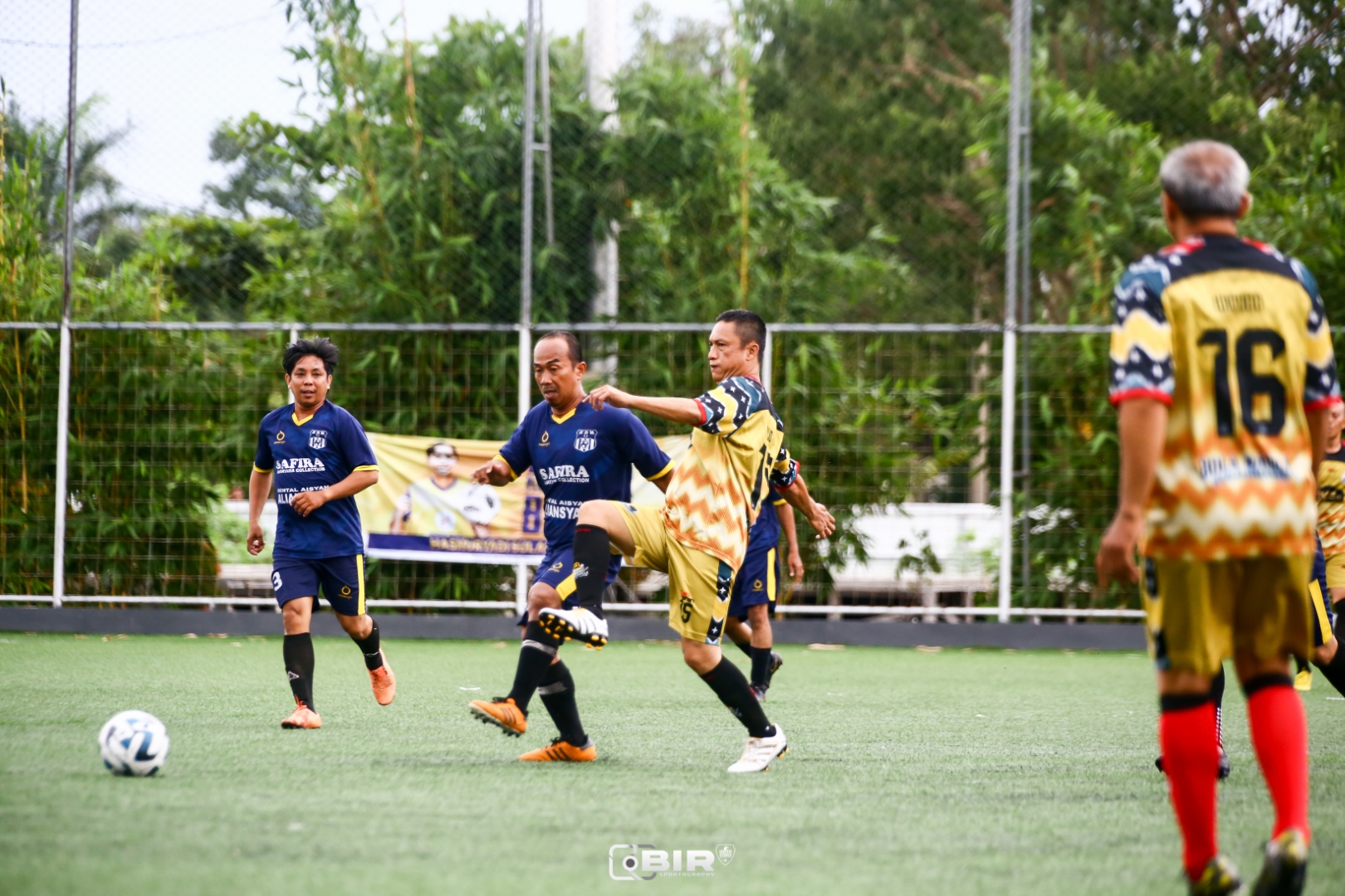 MASIH BUGAR: Para pesepakbola senior bakal berkesempatan beradu teknik dan bersilaturahmi di turnamen Legend Amatir Cup U-40 yang digelar Green Yakin Soccerfield, tanggal 22-28 Januari.
