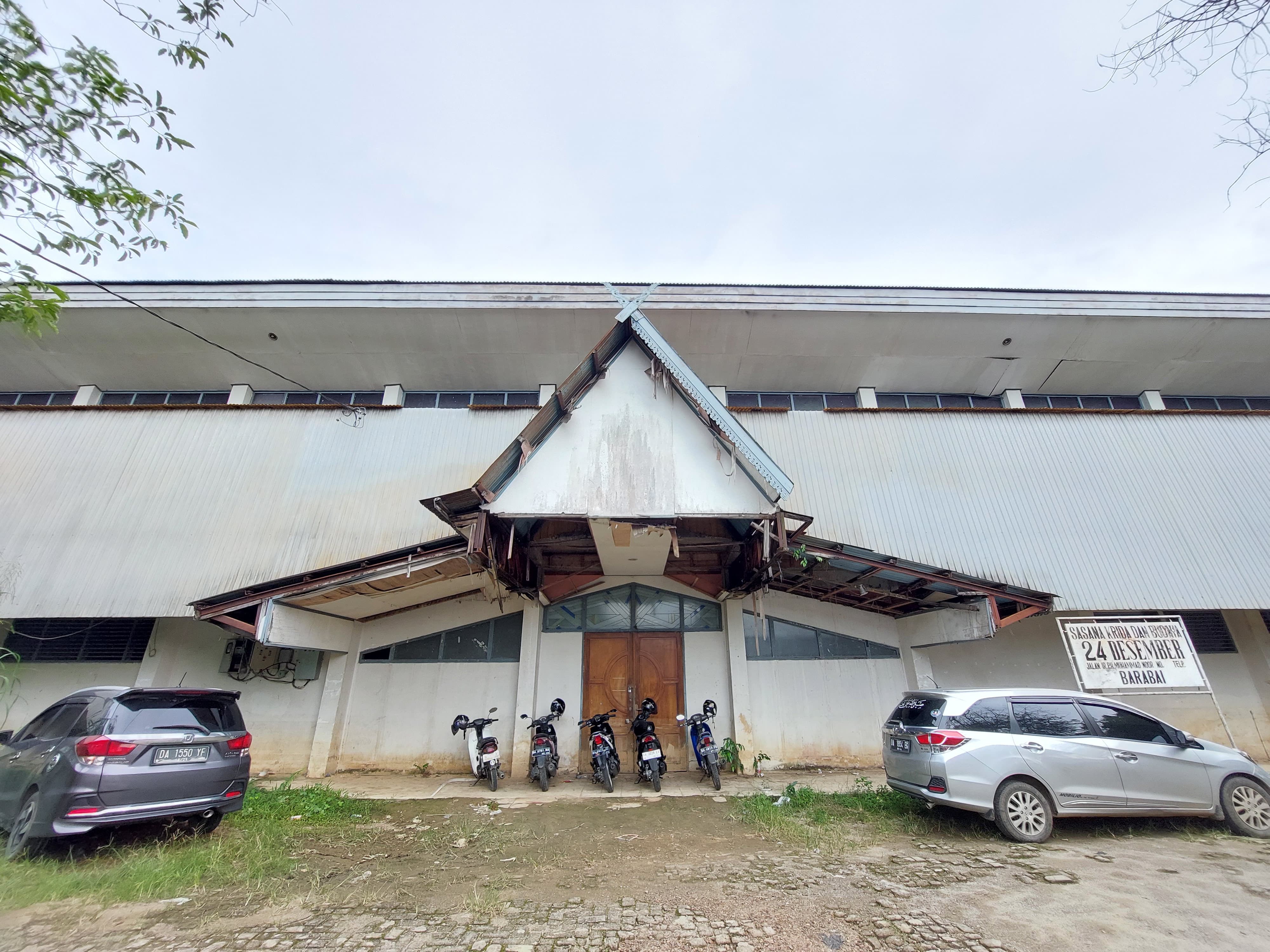 TERBENGKALAI: Keadaan luar GOR 24 Desember di Jalan Ir Pangeran Haji Muhammad Nur, Barabai Utara yang akan dimusnahkan dan diganti jadi Gedung Perpusda HST.(Foto: Jamaluddin/Radar Banjarmasin)