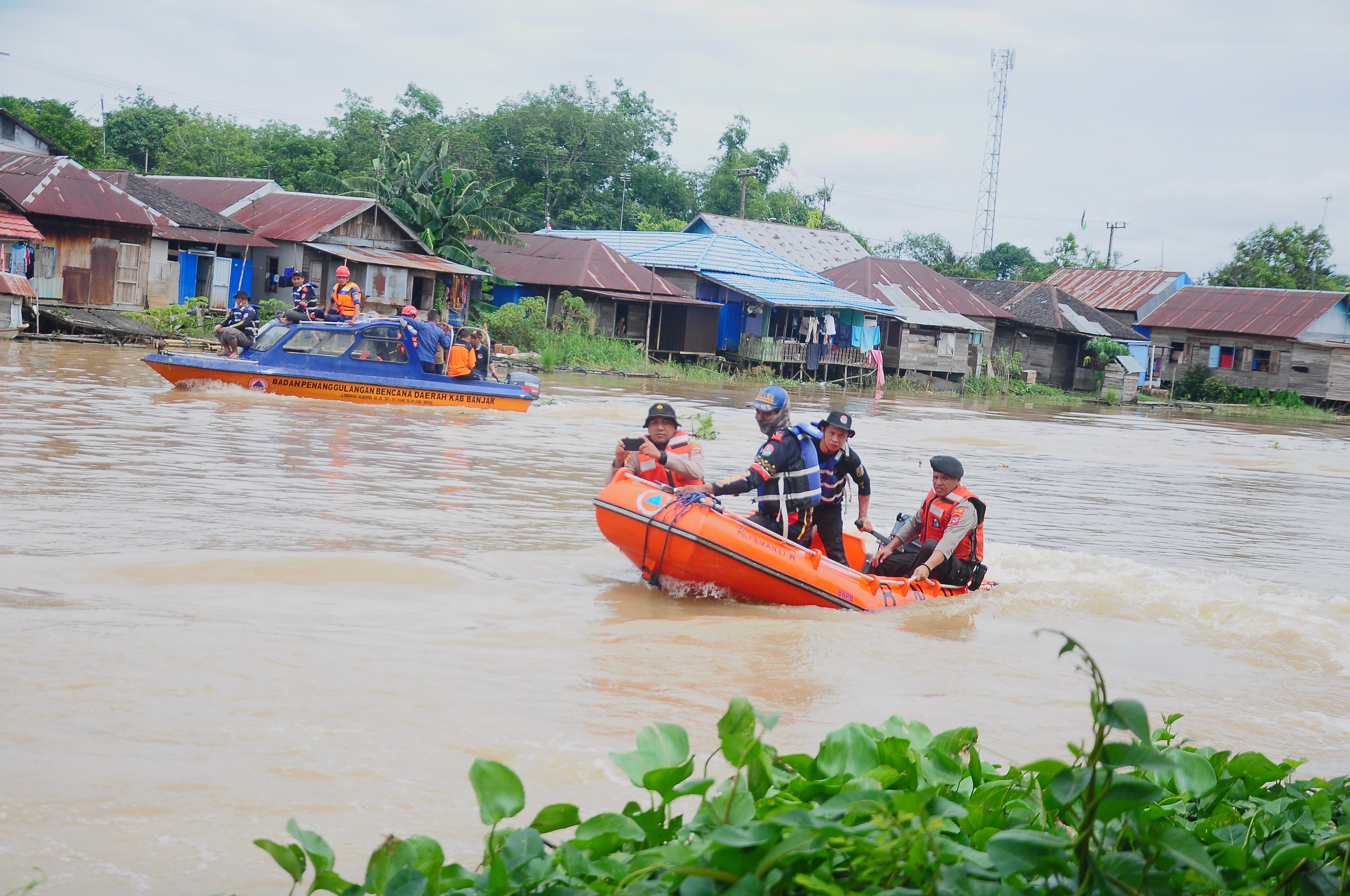 PENCARIAN: Petugas gabungan melakukan penyisiran orang diduga tenggelam di Sungai Martapura, Minggu (22/1/2024). (Foto: Sheilla Farazella/Radar Banjarmasin)
