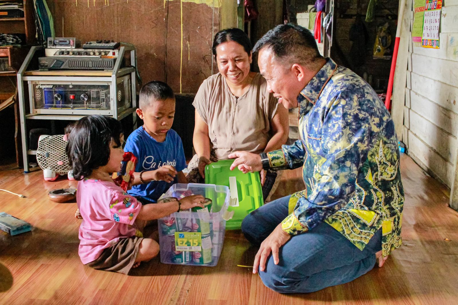 BANTUAN: Caleg DPR RI Partai PAN Nomor Urut 2, H Sudian Noor memberikan bantuan makanan tambahan kepada keluarga pra sejahtera, Senin (22/1).