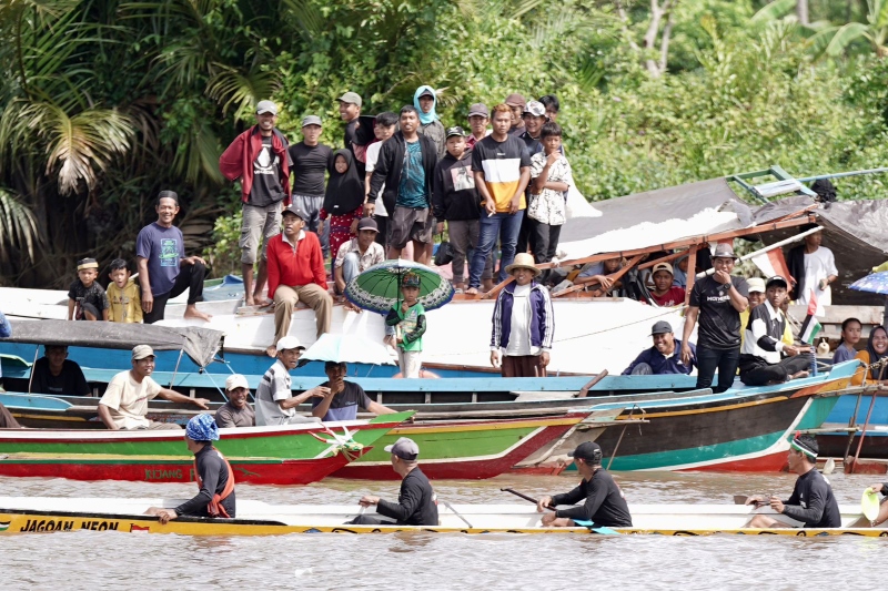 RAMAI: Suasana festival balap jukung tradisional di Desa Pemurus, Kecamatan Aluh-Aluh, Kabupaten Banjar, Minggu (21/1).