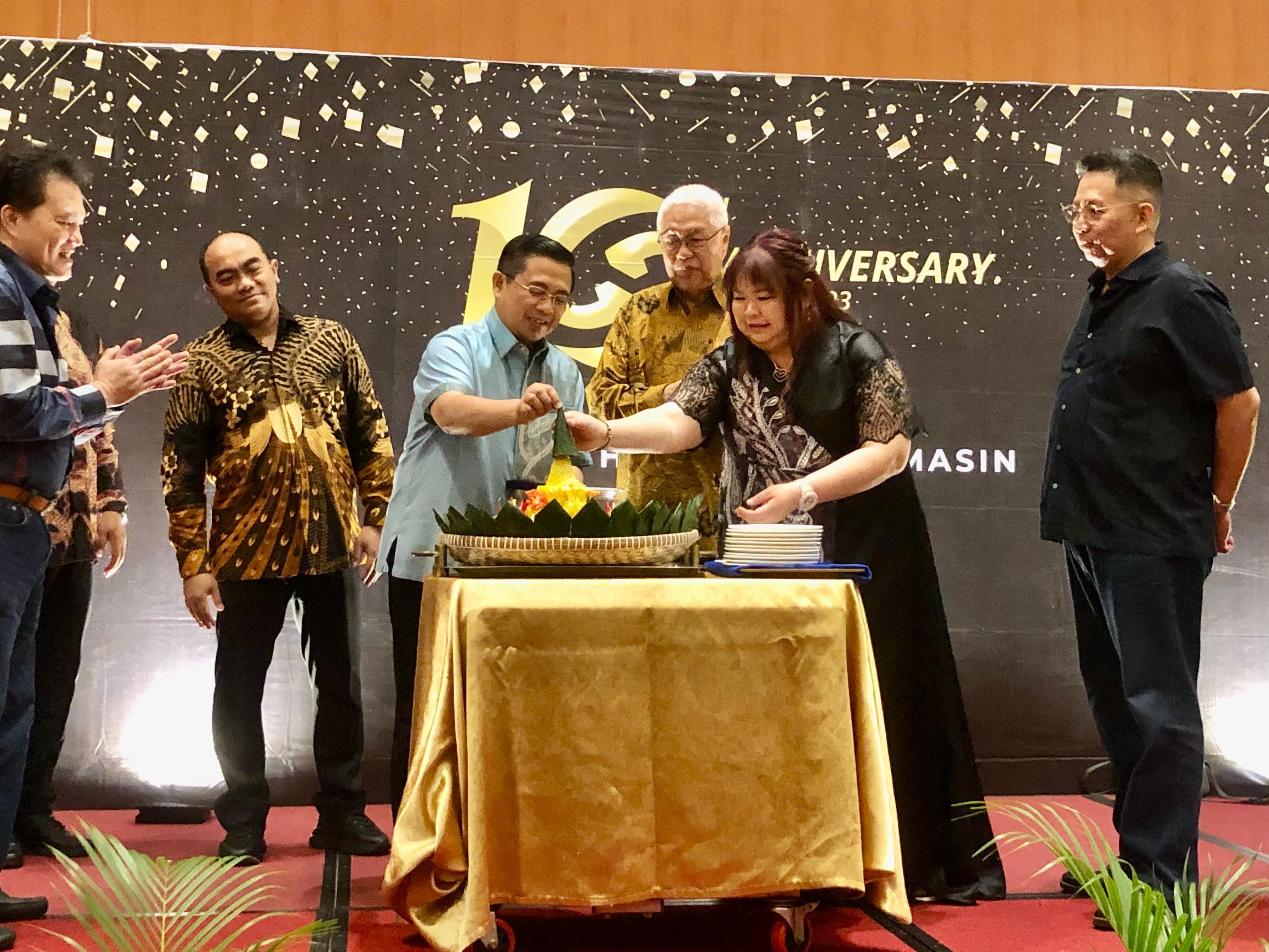 POTONG TUMPENG: Wali Kota Banjarmasin Ibnu Sina dan Direktur PT Panen Wisata Internasional Rini Komala memotong tumpeng dalam perayaan hari jadi ke-10 tahun Galaxy Hotel