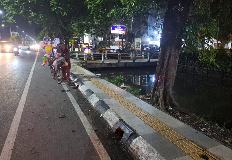 SEMPIT: Trotoar di Jalan Ahmad Yani yang dilengkapi jalur disabilitas.