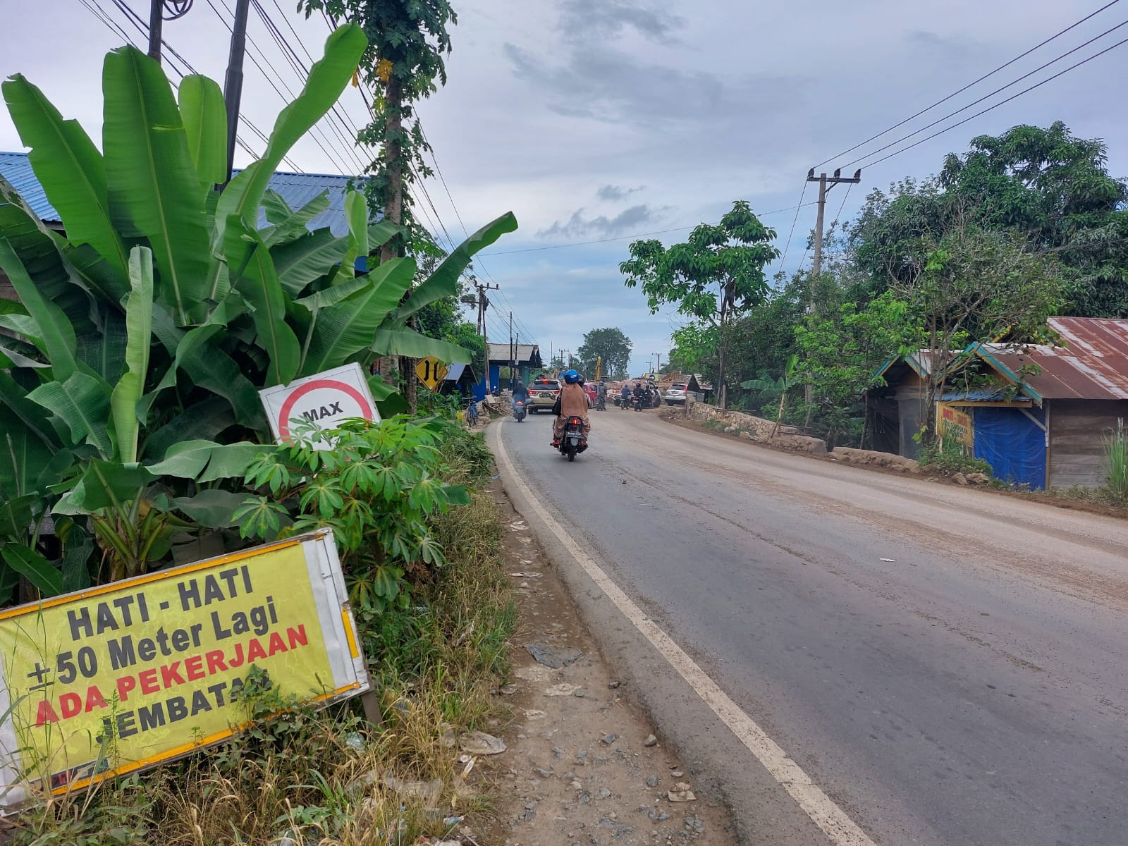 BELUM SELESAI: Kondisi jembatan nasional Desa Kapuh, Kecamatan Haruyan, Kabupaten Hulu Sungai Tengah (HST) dipotret Rabu (24/1/2024).(foto: Jamaluddin/Radar Banjarmasin)