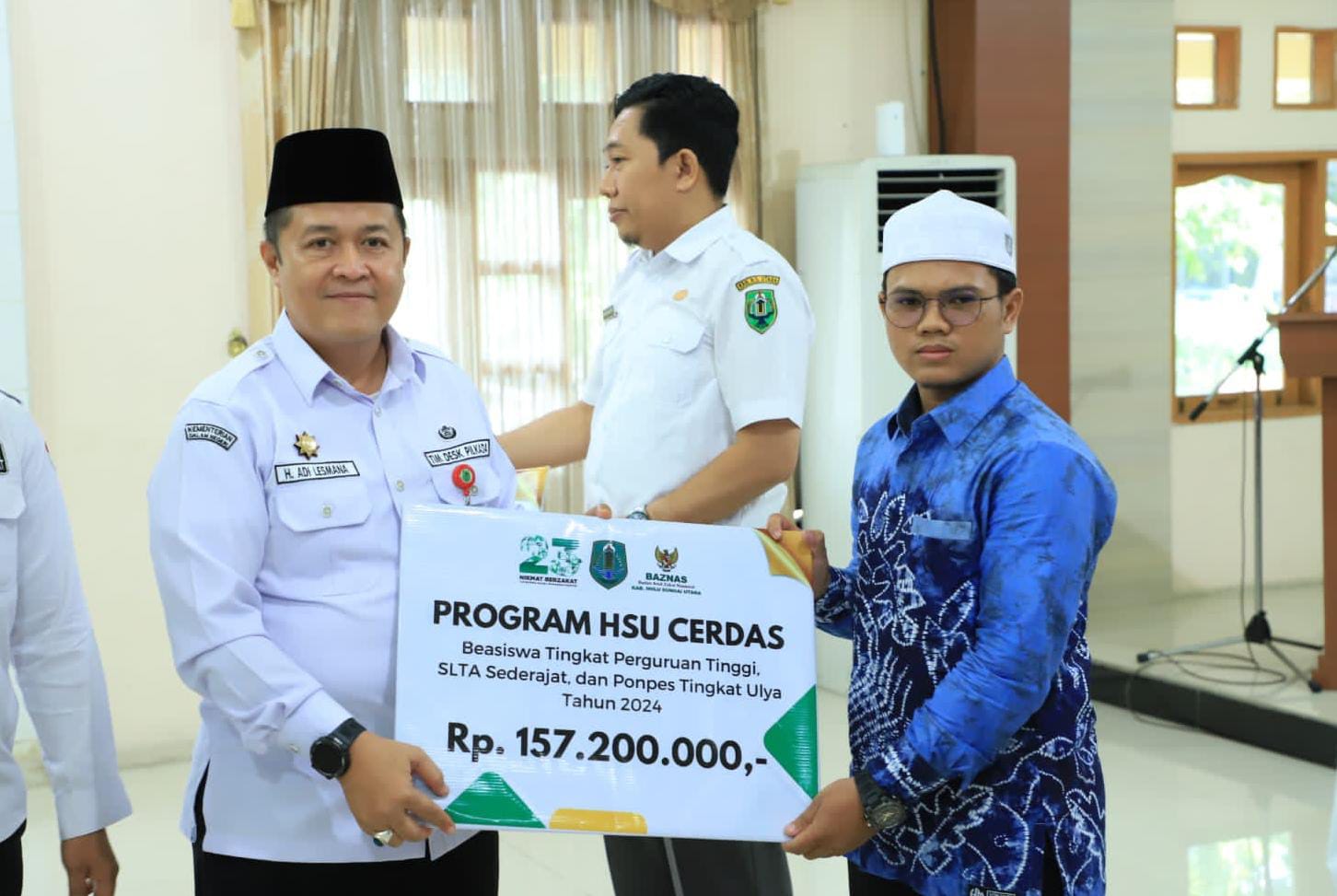 ZAKAT: Sekda HSU, Adi Lesmana menyerahkan bantuan dari BAZNAS HSU di Gedung Agung Setda HSU, Rabu (24/1/2024).(foto: M Akbar/Radar Banjarmasin)