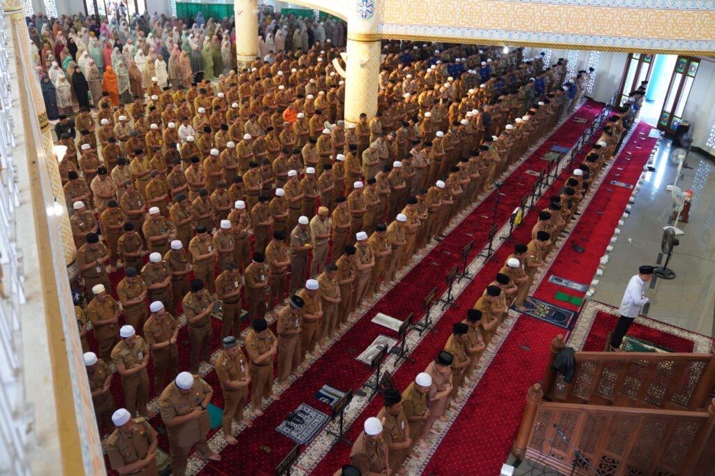 RELIGIUS: Sejumlah ASN dan non-ASN Pemkab Tanbu salat sunah duha dan taubat berjemaah di Masjid Agung Nurussalam, Batulicin, beberapa waktu lalu.(DiskominfoSP Tanah Bumbu untuk Radar Banjarmasin)