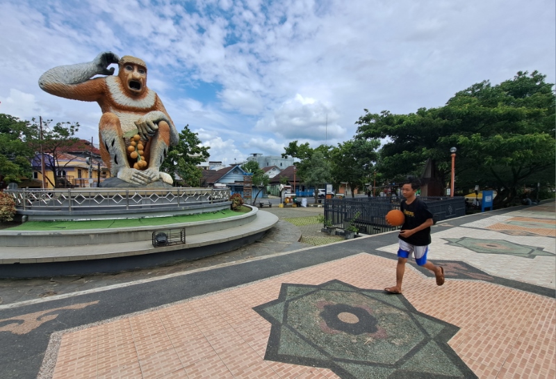 KAPAN DIPERBAIKI: Patung Maskot Bekantan di Siring Pierre Tendean, Banjarmasin Tengah, dipotret kemarin (23/1).