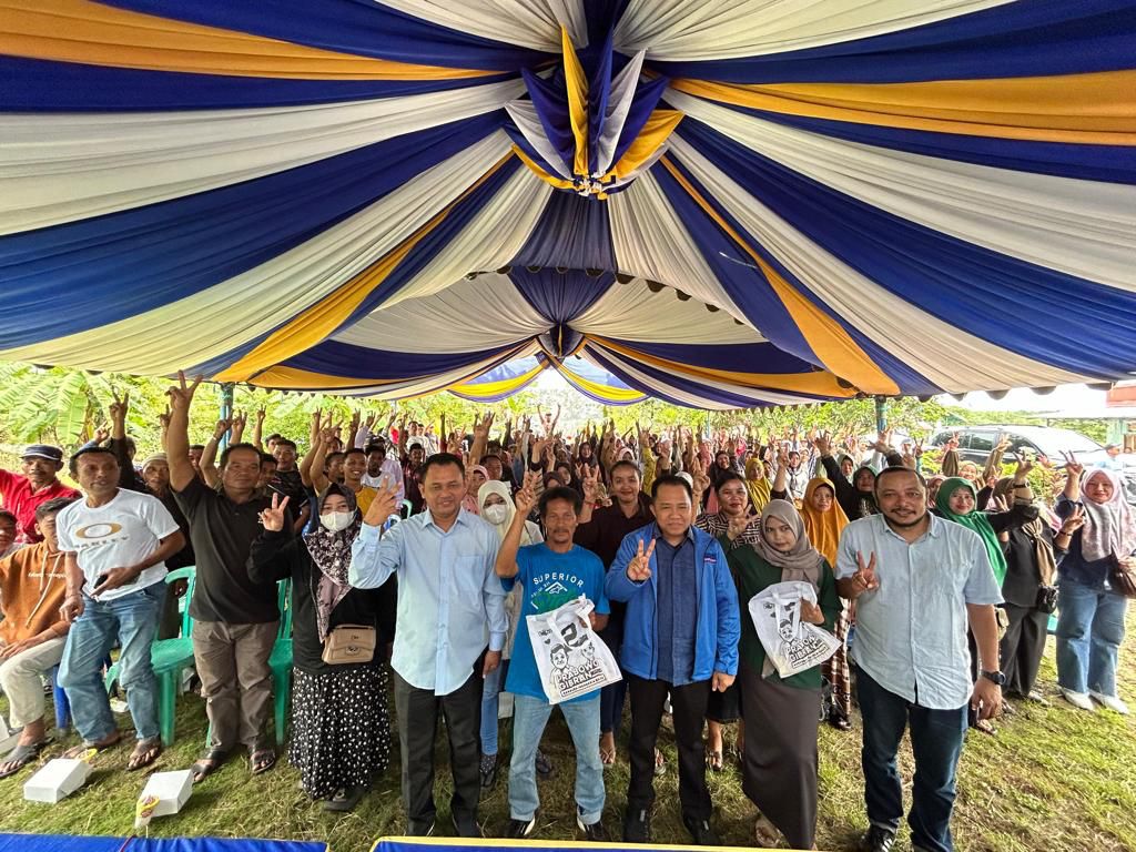 DUKUNG: Warga Desa Batulicin Irigasi Kecamatan Karang Bintang Tanah Bumbu memberi dukungan kepada Prabowo Subianto dan Gibran Rakabuming Raka .menyambut kedatangan Caleg DPR RI, H Sudian Noor