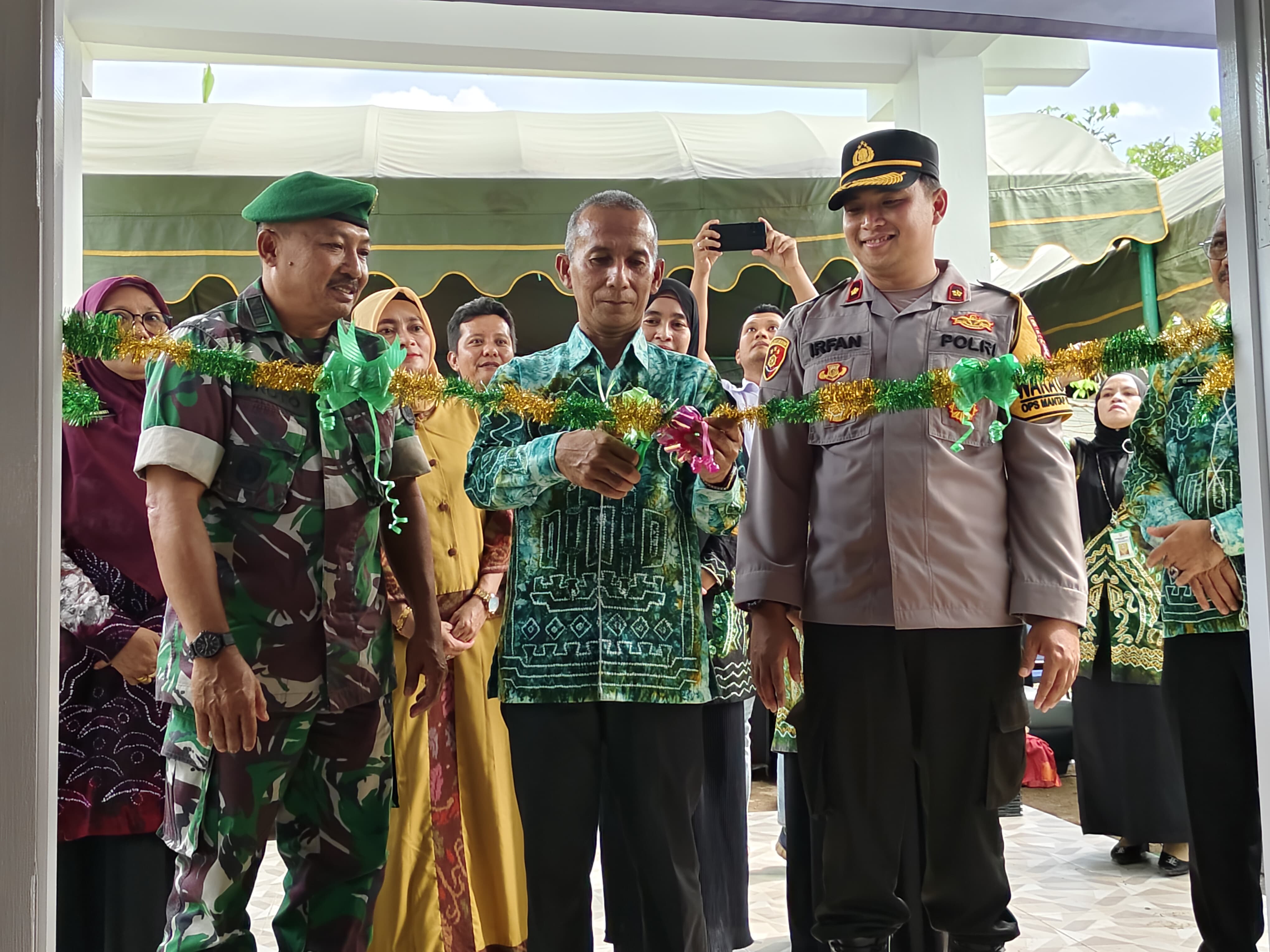 POTONG PITA: Asisten 1 Bidang Pemerintahan dan Kesejahteraan Rakyat Kabupaten Balangan, Ahmad Fauzi meresmikan Gedung Olahraga Kelurahan Paringin, Kamis (25/1/2024).(foto: M Dirga/Radar Banjarmasin)