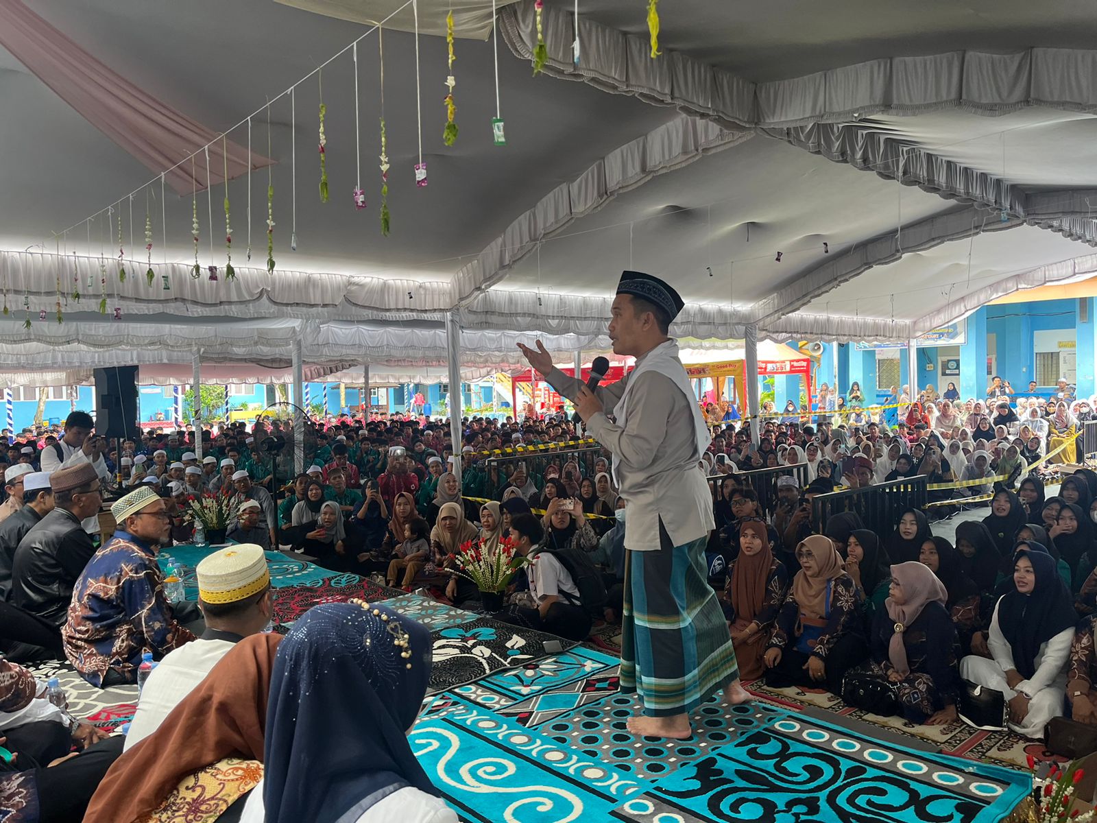 TAUSIAH: Ustaz Maulana membius jemaah warga SMAN 2 Banjarmasin di peringatan isra mikraj Nabi Muhammad SAW, Jumat (26/1) pagi.