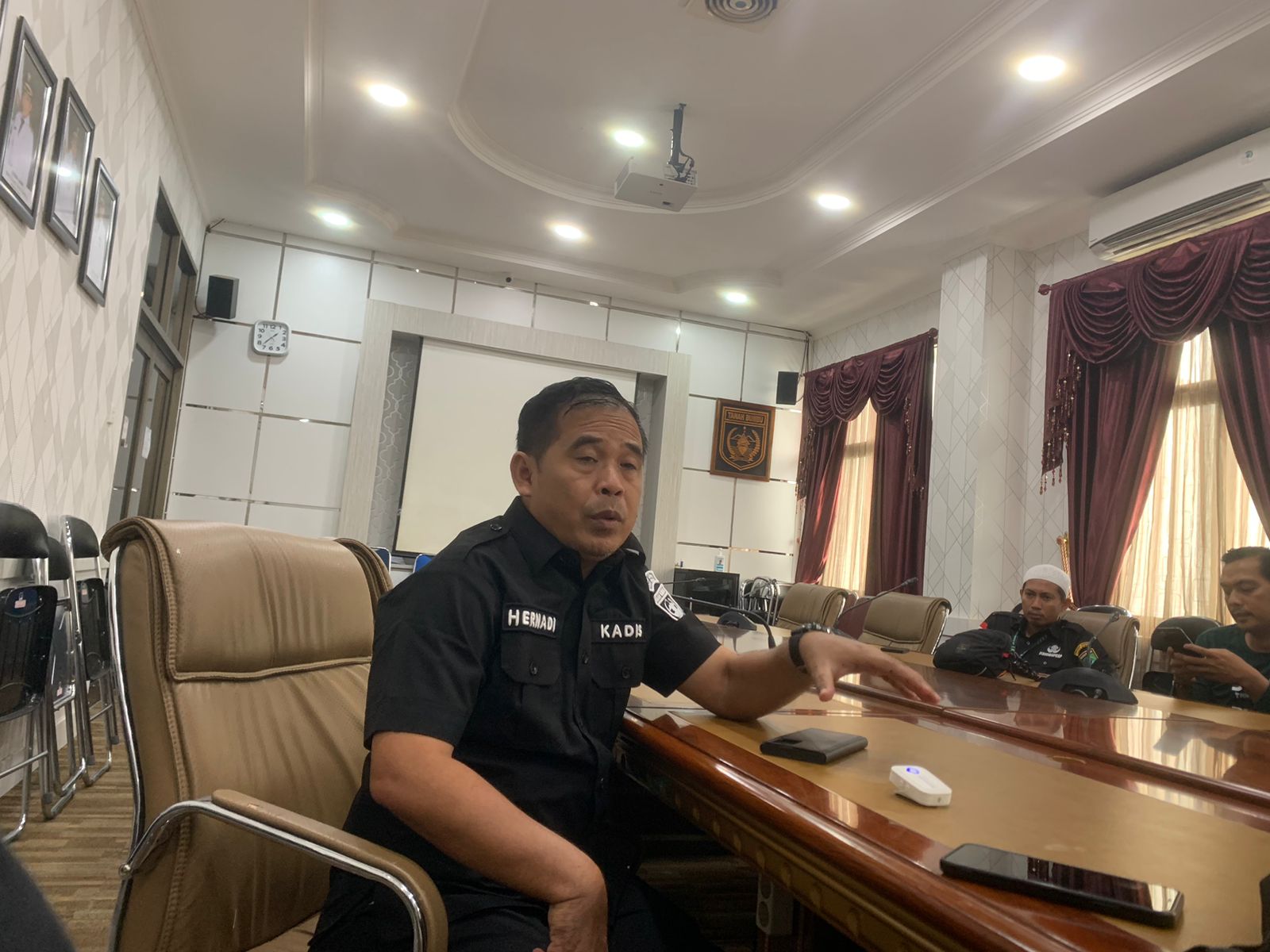 MENERANGKAN: Kadis PUPR Kabupaten Tanbu, Hendri Wibisono menjelaskan progres pembangunan bendungan kusan.(foto: Zulqarnain/Radar Banjarmasin)