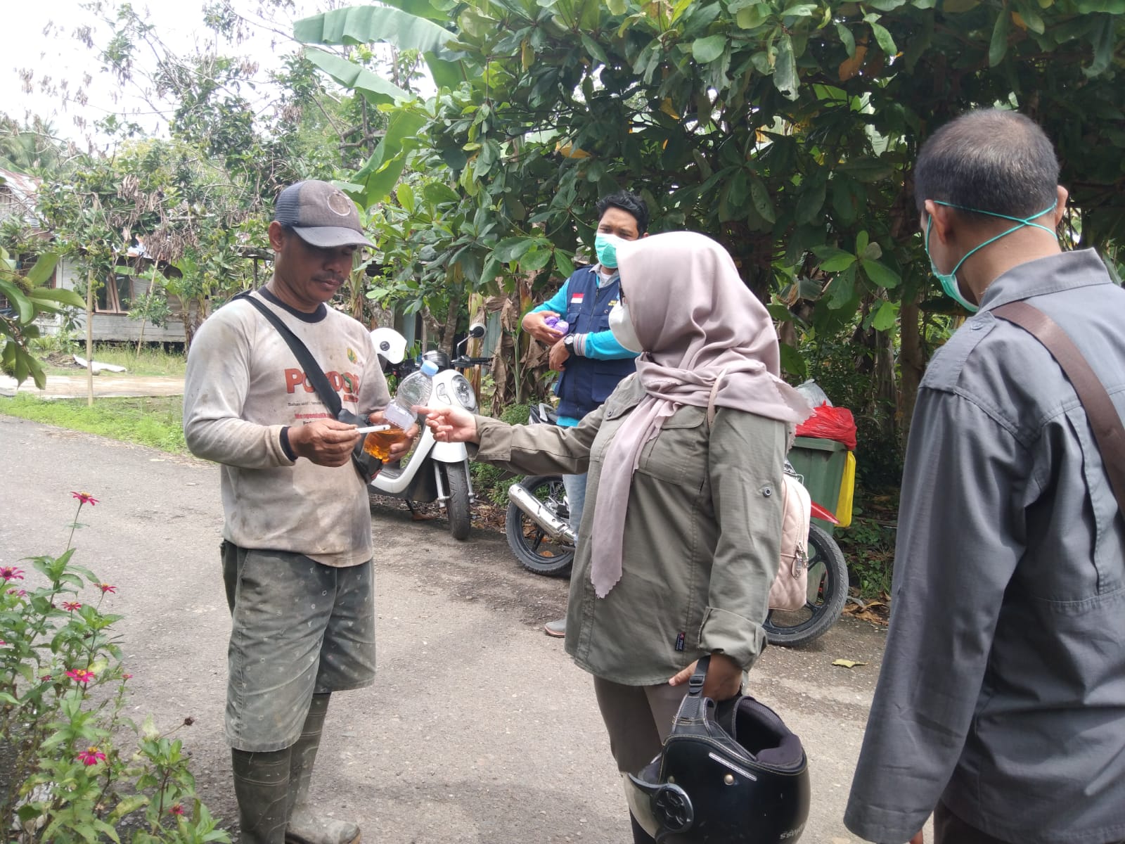 ANTISIPASI: Petugas Dinas Pertanian Kabupaten HSS membagikan obat semprot kandang kepada peternak.(Foto: Dinas Pertanian HSS untuk Radar Banjarmasin)