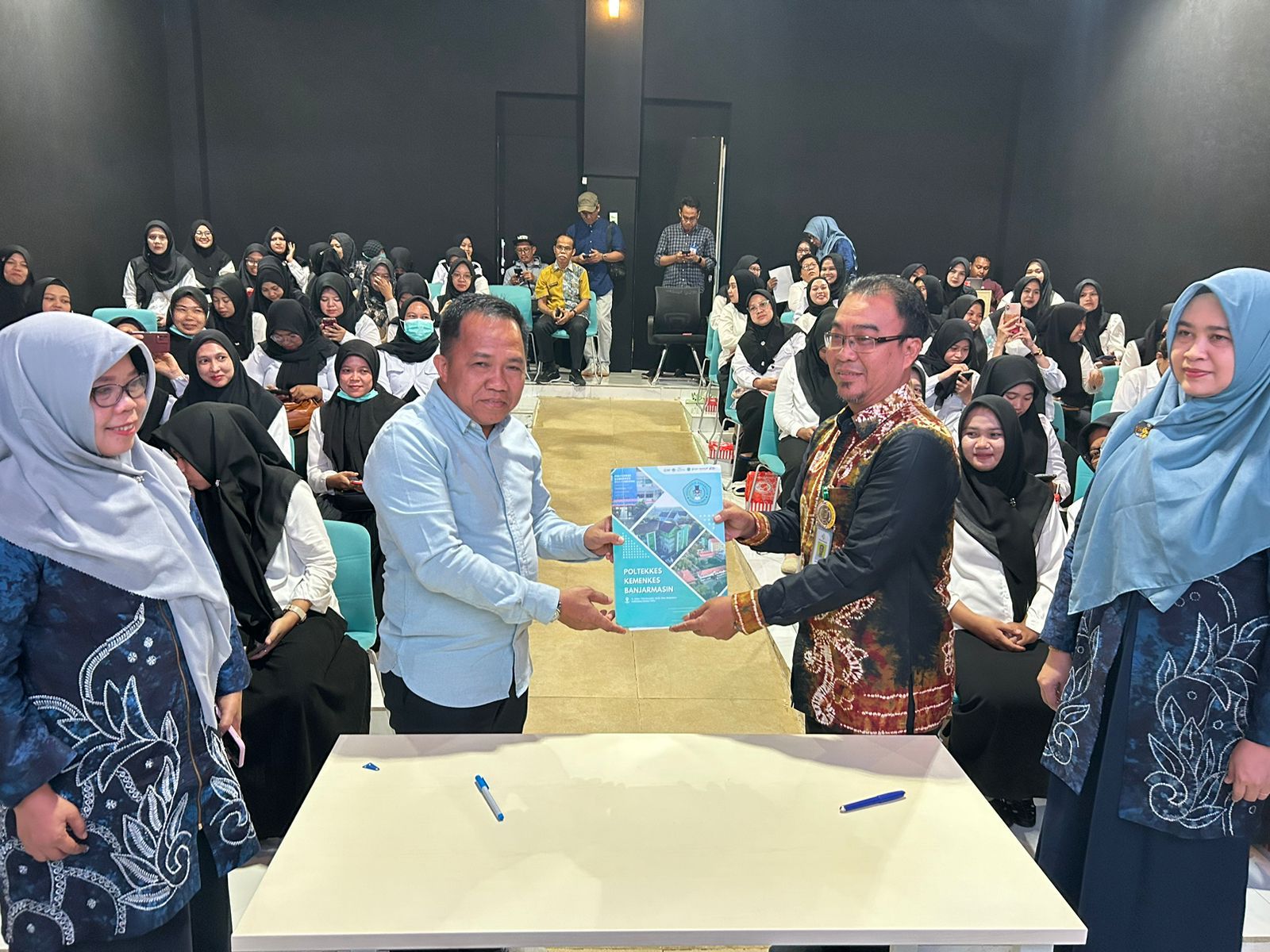 BEASISWA: Caleg DPR RI Nomor Urut 2 dari PAN, H Sudian Noor memberikan beasiswa, manfaat dari Lazis Assalam Fil Alamim yang dikordinatorinya.