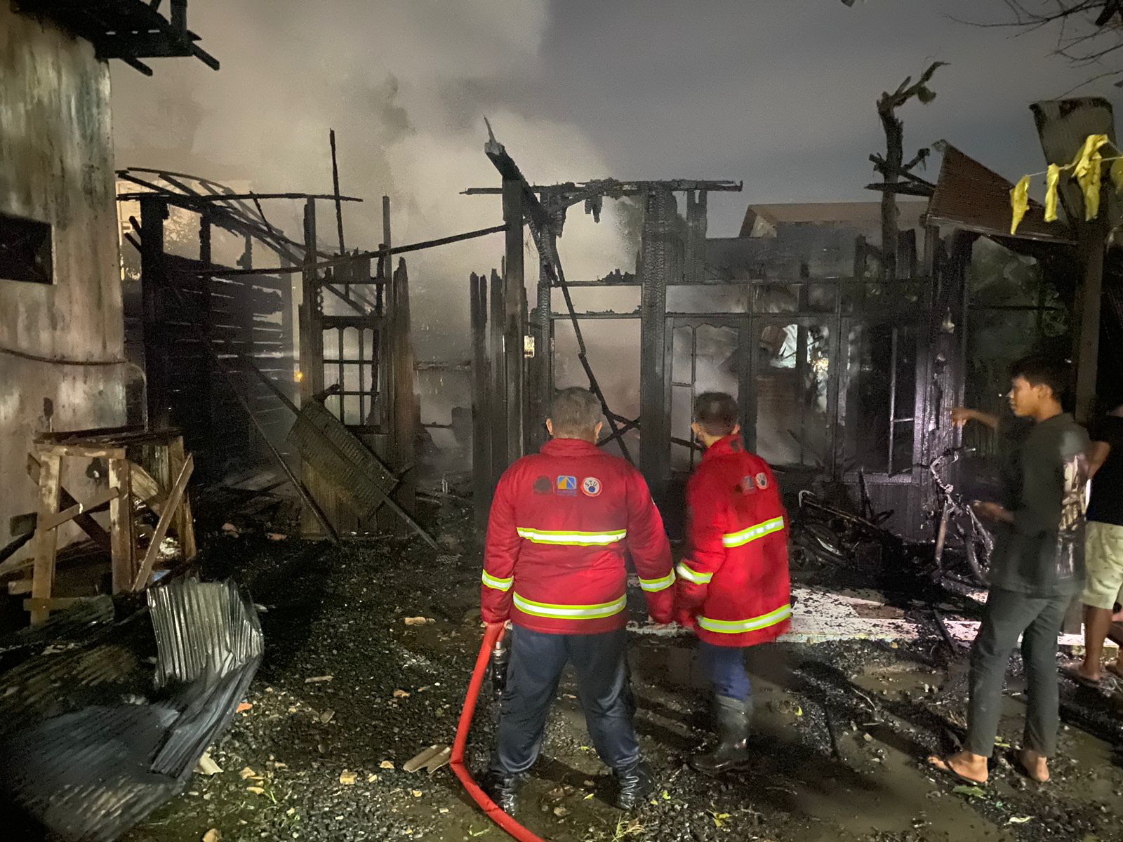 SISA PUING: Rumah Mulyadi (44) di Desa Sungai Danau, Kecamatan Satui, Tanah Bumbu hangus jadi arang.