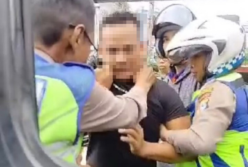 VIRAL: Tangkapan layar dari video penangkapan M (33) di kolong flyover.