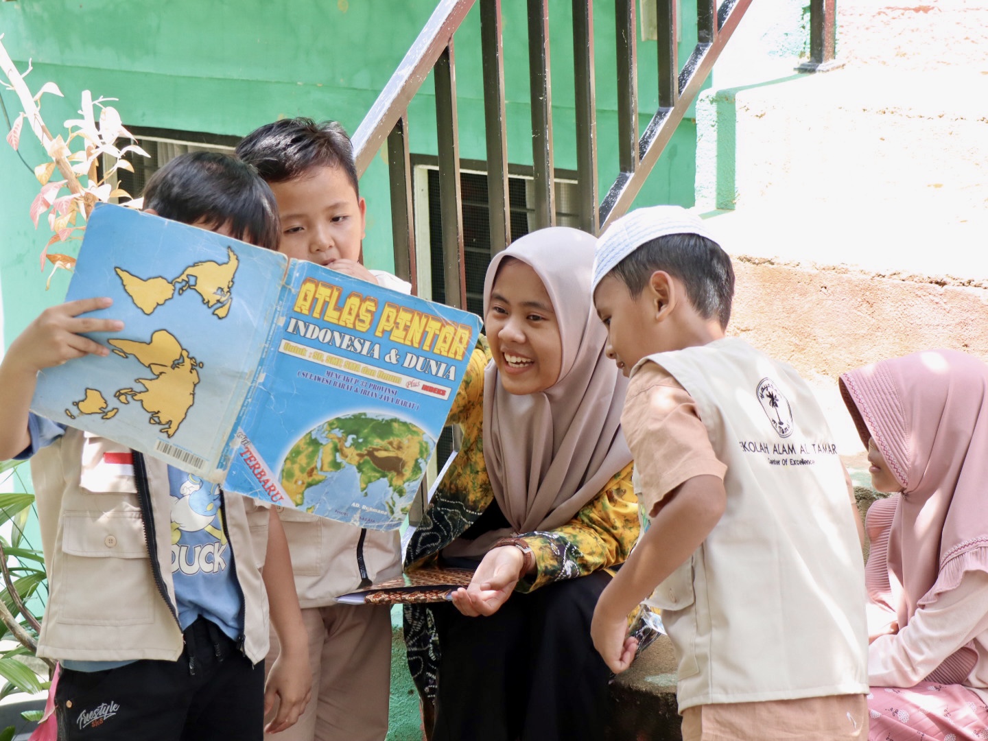 MENGAJAR: Risalatun Nahdia Tamrin punya keinginan untuk terus mendidik