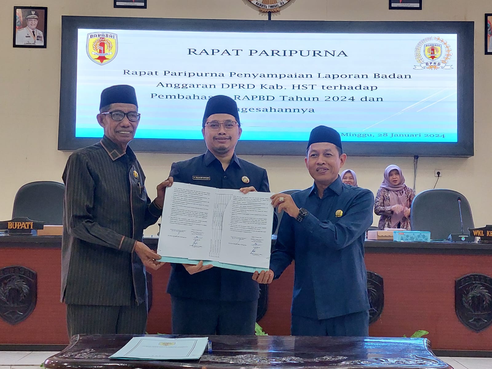 SINERGIS: Ketua DPRD HST, Rachmadi bersama Bupati HST, Aulia Oktafiandi, dan Wakil Ketua DPRD HST, Taufik Rahman foto bareng.(foto: Jamaluddin/Radar Banjarmasin)