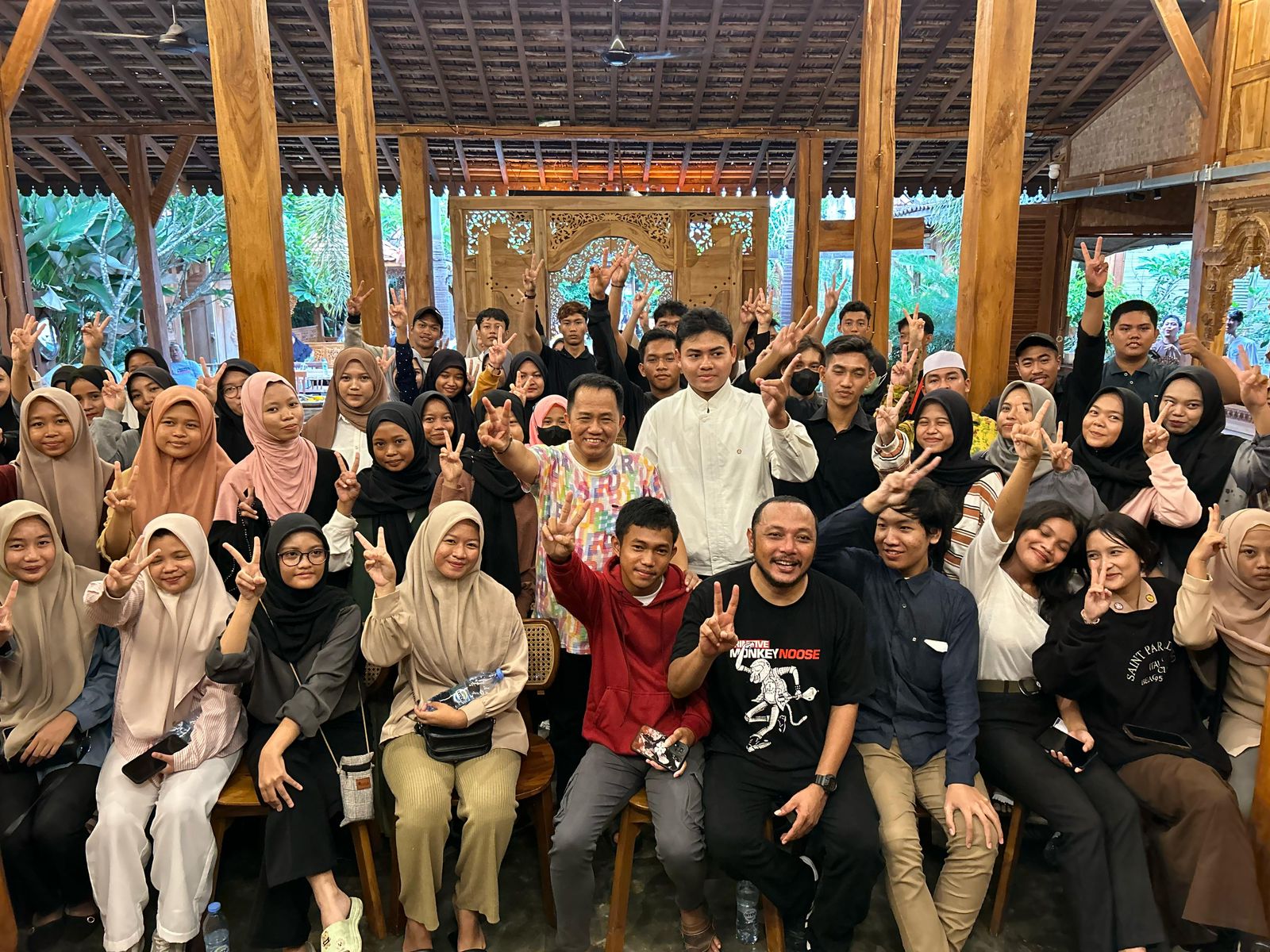 ANTUSIAS: Puluhan Anak Muda di Banjarbaru bersama Caleg DPR RI Nomor Urut 2 dari PAN, H Sudian Noor di Cafe La Tare Joglo Banjarbaru.