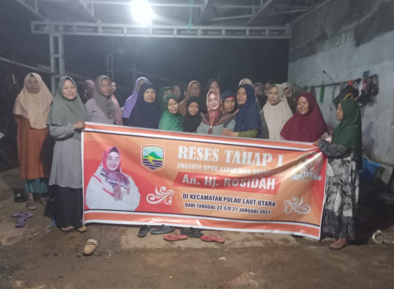 BERSAMA: Anggota DPRD Kotabaru Hj Rosidah bersama masyarakat di Desa Sebelimbingan.