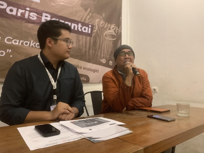BELA HAK CIPTA: Putra almarhum Anang Ardiansyah, Riswan Irfani didampingi kuasa hukumnya, Muhammad Azmi Syaifuddin dalam konferensi pers Sabtu (27/1).