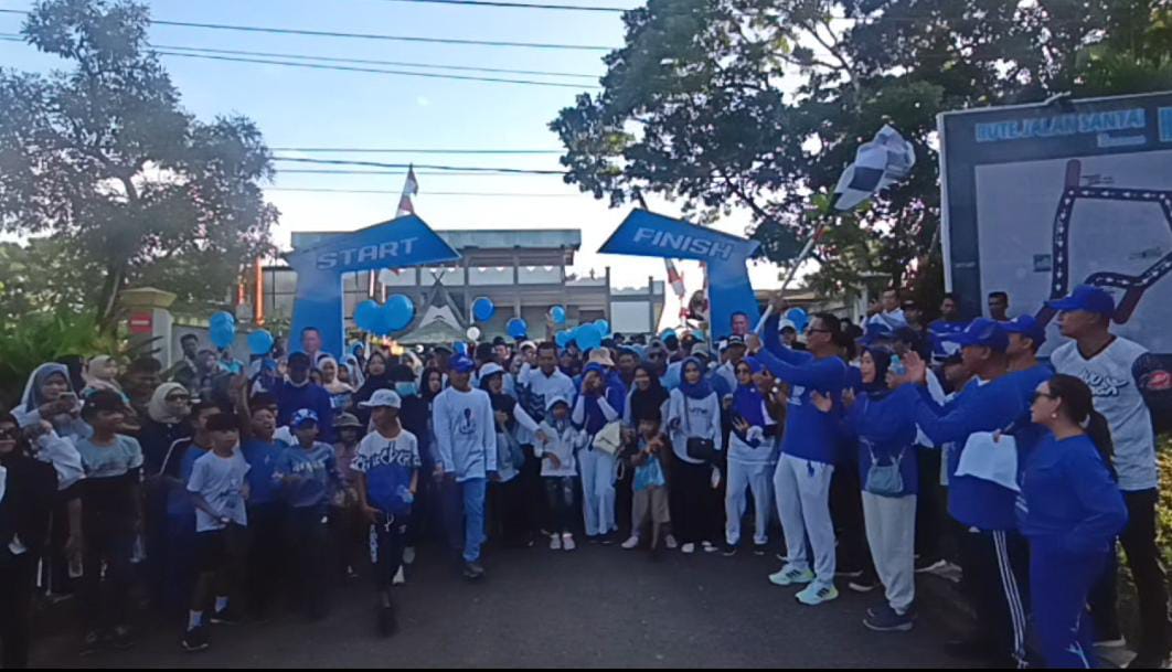 MERIAH : H Endang Agustina, tokoh masyarakat Tala saat membuka kegiatan jalan santai pada Minggu (28/1) bertempat di Halaman Stadion Pertasi Kencana Pelaihari.