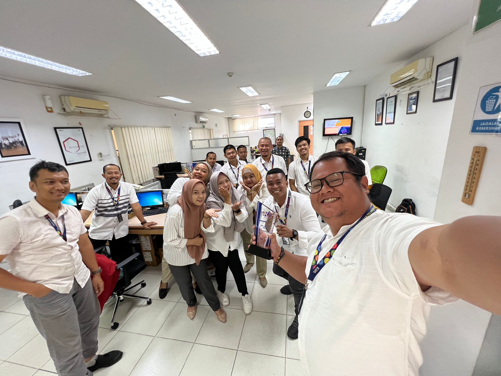 BANGGA: Branch Head Selog Banjarmasin, Randy Kundiarto saat memegang plakat best branch bersama tim Selog Cabang Banjarmasin.