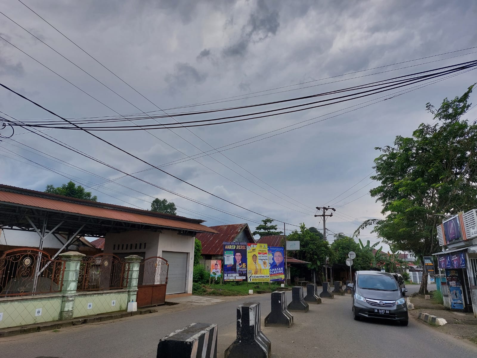 ALAT KAMPANYE: Penampakan APK  di Jalan Brigjen H Hasan Basry, Kabupaten HST.(Foto: Jamaluddin/Radar Banjarmasin)
