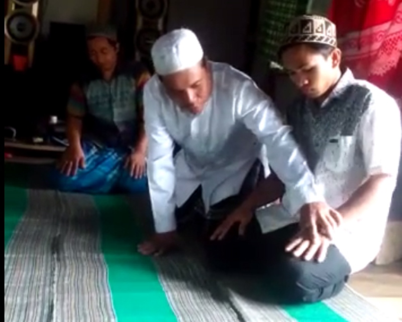 AJARI SALAT: Ustaz Juni mengajari mualaf yang berada di pedalaman Meratus di Desa Dayak Pitap, Kecamatan Tebing Tinggi, Balangan.