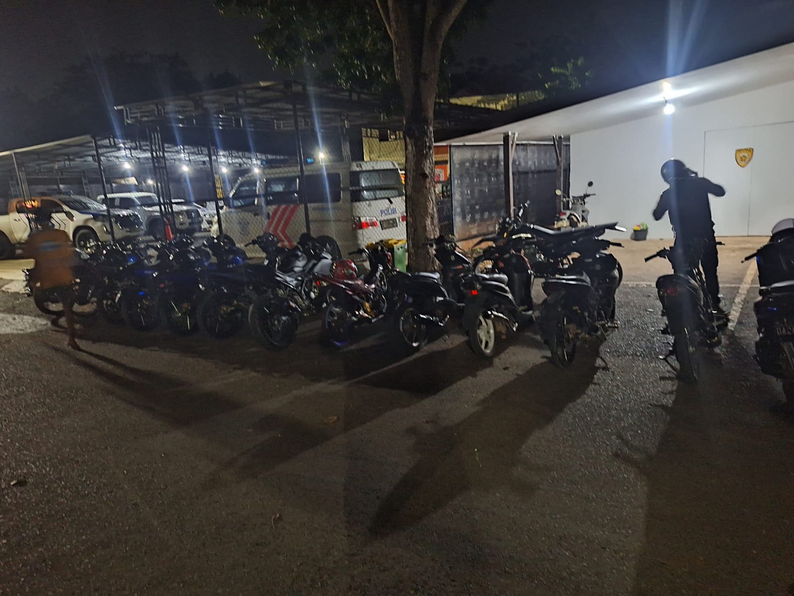 TERJARING: Kendaraan roda dua yang diamankan di Mapolres Tala karena menggunakan knalpot tidak sesuai peruntukan.