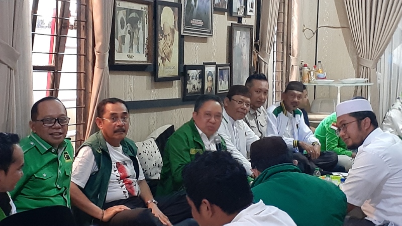 Plt Ketum PPP Muhammad Mardiono bersama Syaifullah Tamliha bertemu warga di Desa Pesayangan, Kabupaten Banjar, Selasa (30/1)