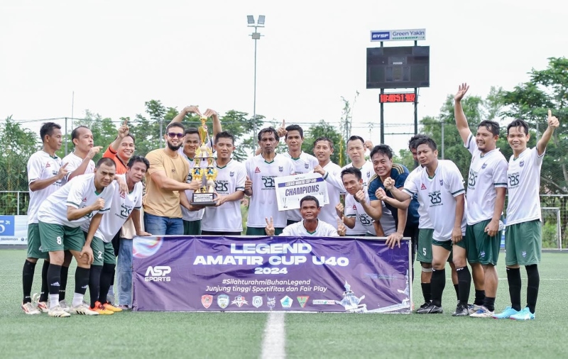 ANGKAT PIALA: Tim RBS All Star Banjarbaru berhasil menjadi juara turnamen Sepak Bola Legend Amatir Cup U-40, Senin (29/1).