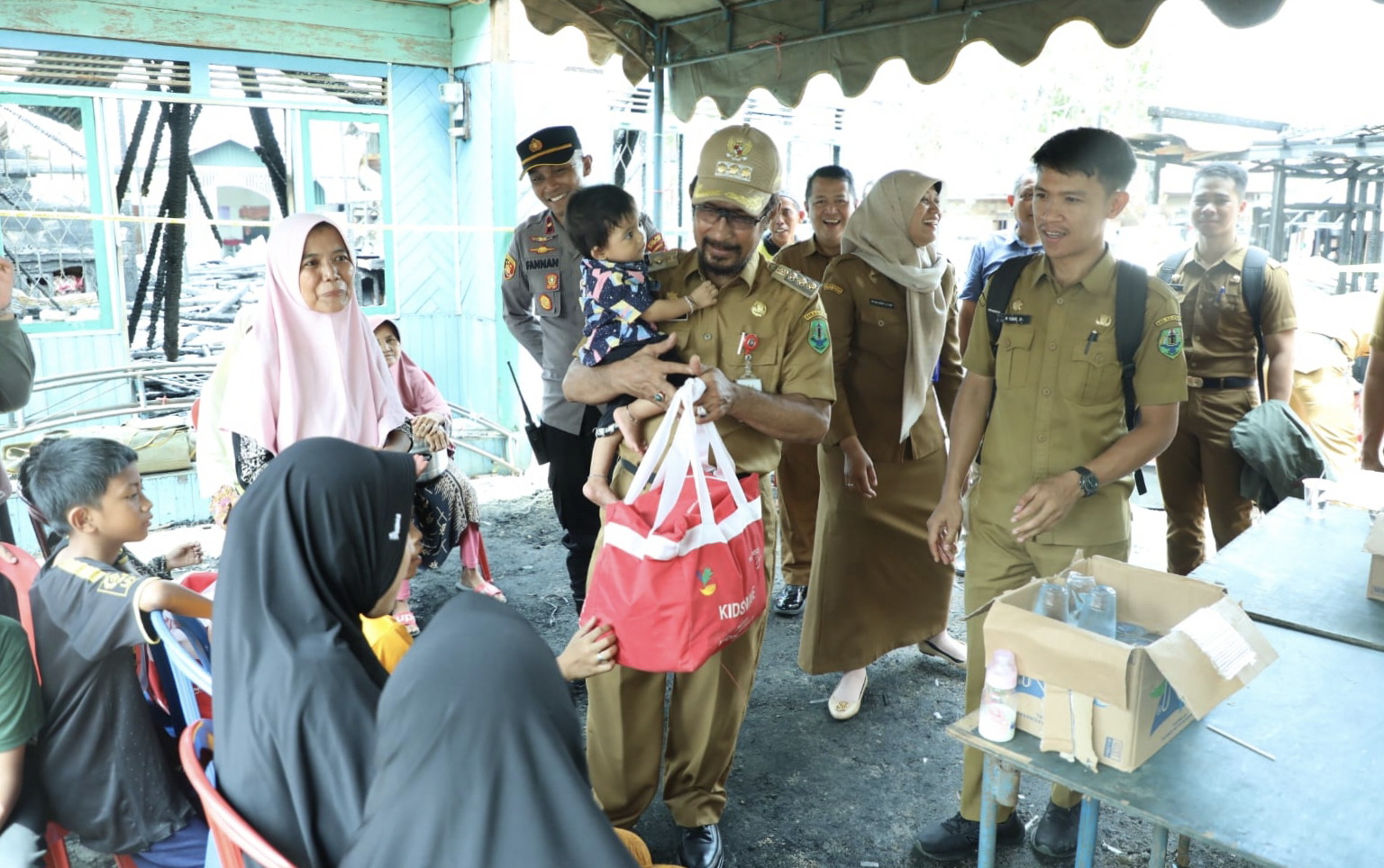 BANTUAN: Pj Bupati HSU Zakly Asswan, menyerahkan bantuan kebakaran di Desa Murung Karangan, Kecamatan Amuntai Utara.