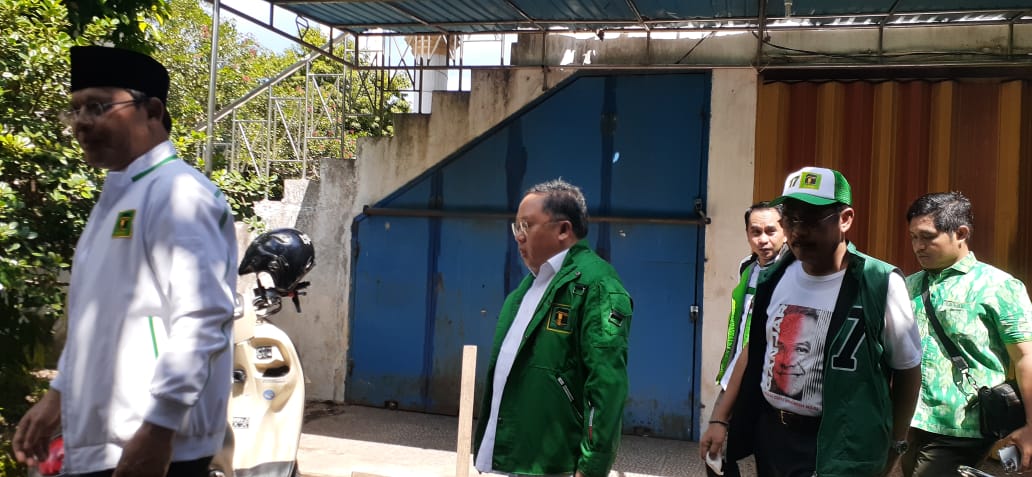 SAPA WARGA: Plt Ketum PPP, Mardiono bersama Syaifullah Tamliha mengunjungi pasar tradisional Martapura, Selasa (30/1/2024).(foto: Sheilla Farazella/Radar Banjarmasin)