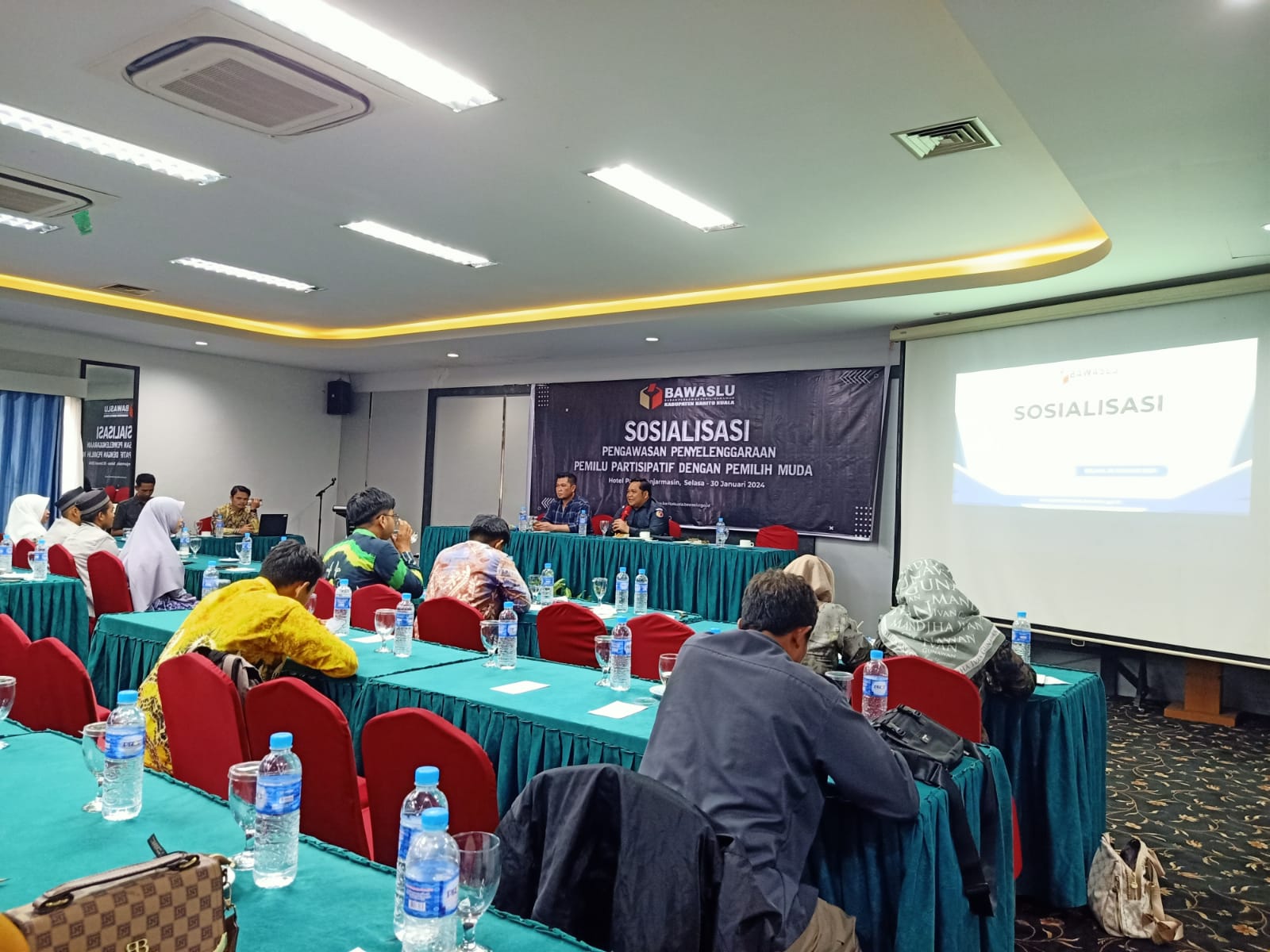 EDUKASI: Ketua Bawaslu Kalsel bersama Kordiv Hukum Pencegahan Parmas dan Humas Bawaslu Batola, Fakhruraji ketika menyampaikan materi sosialisasi.