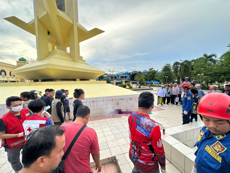 PENEMUAN: Mayat jenis kelamin laki-laki ditemukan di saluran tempat wudu di bawah tugu utama halaman Masjid Agung Al Karomah Martapura, Selasa (30/1).