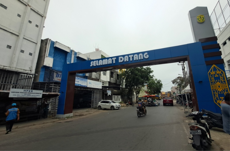 GERBANG PASAR: Gerbang baru di depan Pasar Baru (kiri) dan depan Pasar Sudimampir (bawah). Kedua foto diambil Selasa (30/1). Gerbang ini sudah rampung, tinggal finishing.