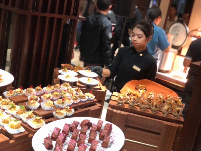 NYAMAN: Suasana di Swiss Cafe pada Corporate Gathering, Selasa (30/1). Sederet menu andalan bakal promo di bulan Februari ini.&nbsp;
