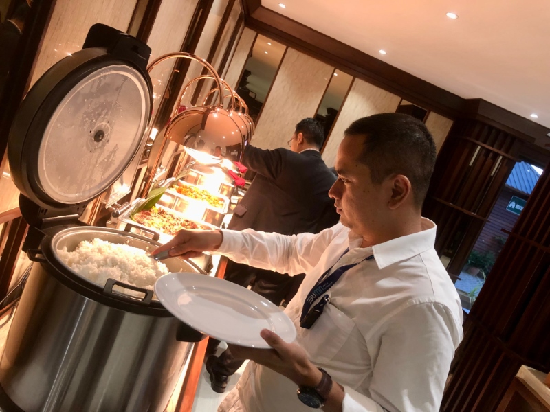 NYAMAN: Suasana di Swiss Cafe pada Corporate Gathering, Selasa (30/1). Sederet menu andalan bakal promo di bulan Februari ini.&nbsp;