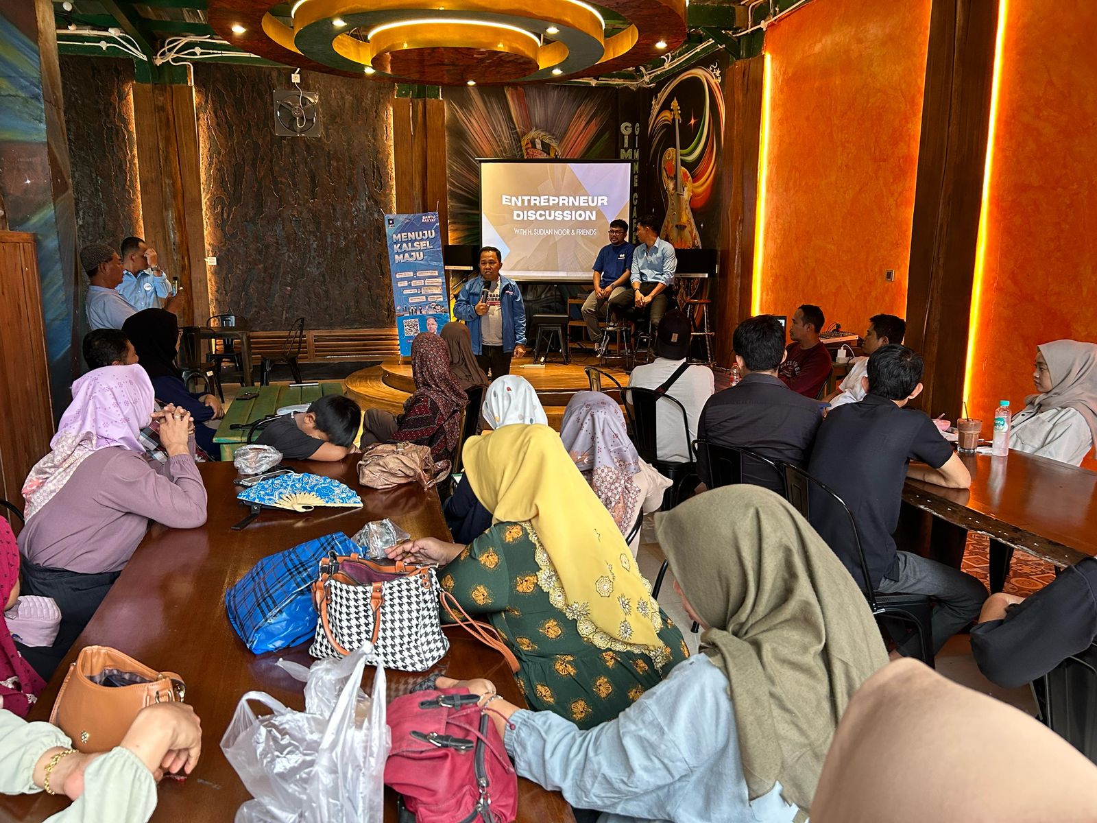 PERHATIAN KHUSUS: Caleg DPR RI nomor urut 2 dari PAN, H Sudian Noor memberikan pencerahan dalam mengembangkan usaha kepada pelaku UMKM di Tanah Bumbu.