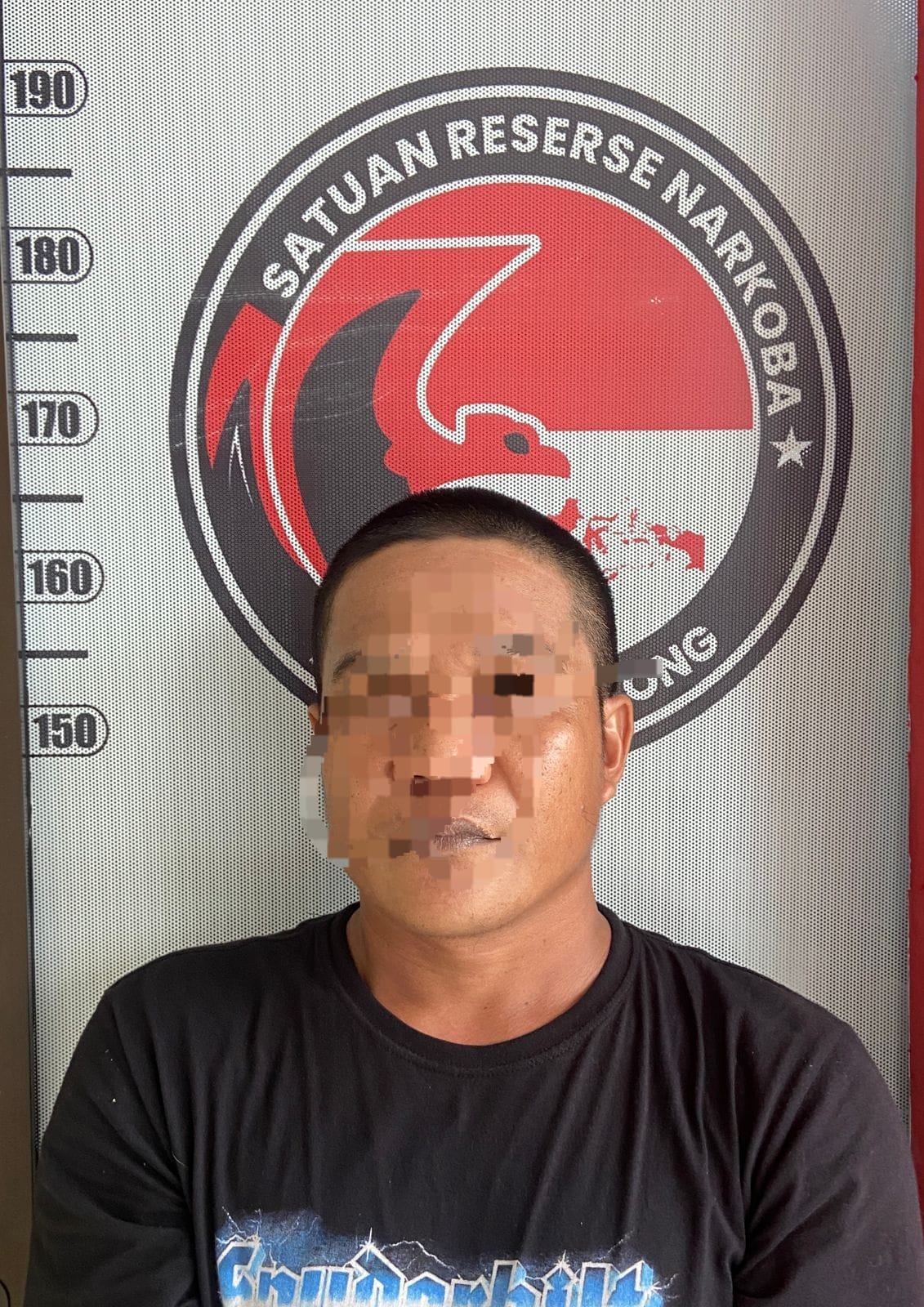 MASUK JEBAKAN: RA, pengedar sabu tak menyangka pembelinya adalah Polisi.(foto: Polres Tabalong untuk Radar Banjarmasin)